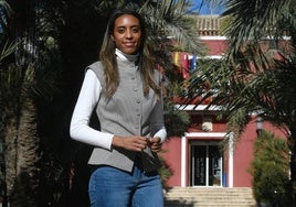 Rosa Sánchez, ayer, enfrente del Ayuntamiento de Alhama de Murcia.