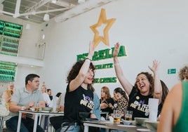 Varias personas en la Sala de Catas de Estrella de Levante.