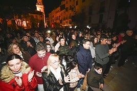 El público asiste al espectáculo de clausura celebrado este sábado en la plaza del Arco de Caravaca.