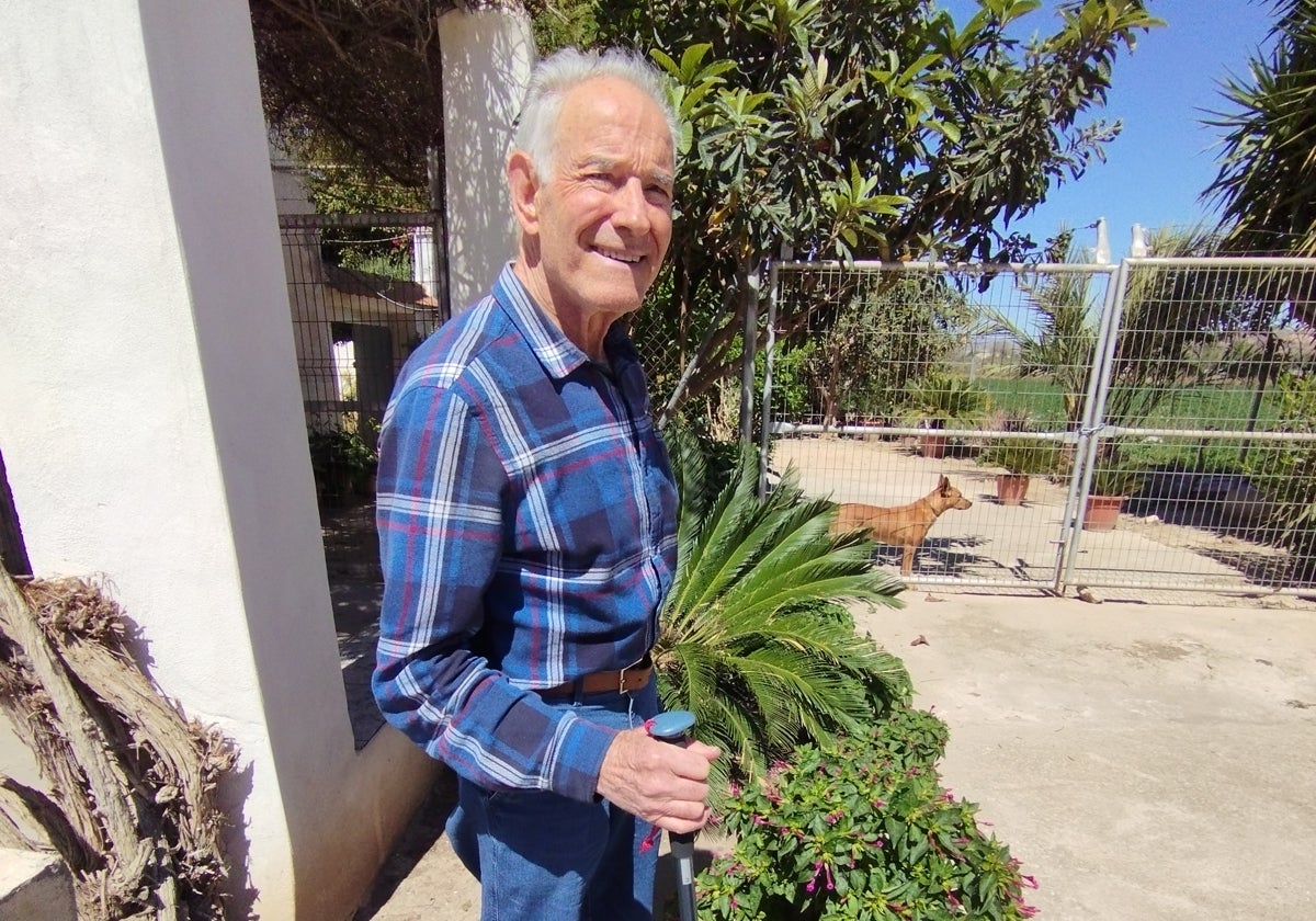 Pere Elías en su visita a Murcia en abril de 2024 con su bastón y camisa de cuadros.