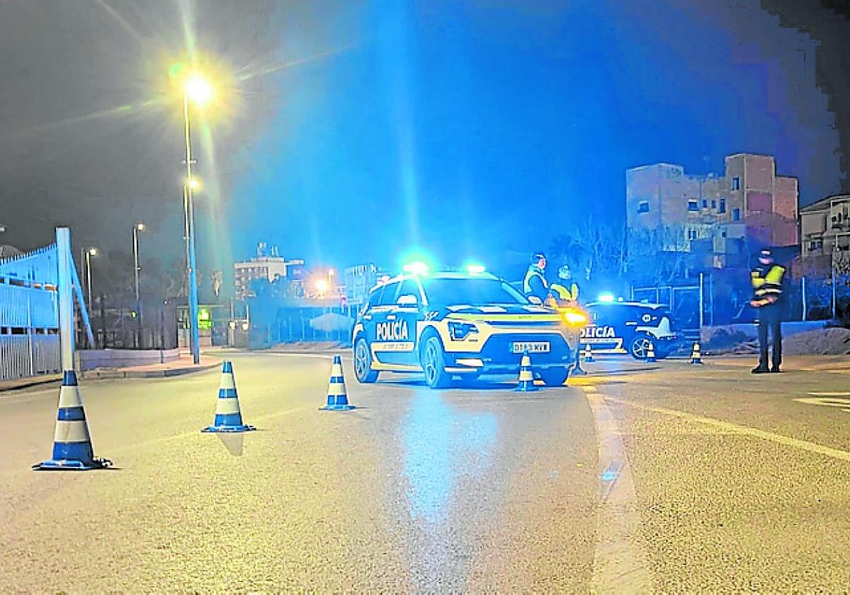 Control de la Policía Local desplegado por la campaña de vigilancia.