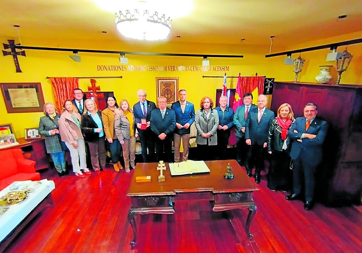 Los diputados nacionales y el alcalde García, ayer, durante su visita a la Basílica de la Vera Cruz.