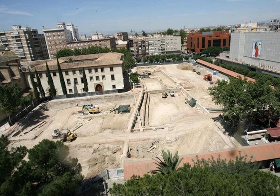 Imagen de junio de 2009, cuando entraron las máquinas para realizar las primeras prospecciones arqueológicas en el lugar donde iría el parking subterráneo.