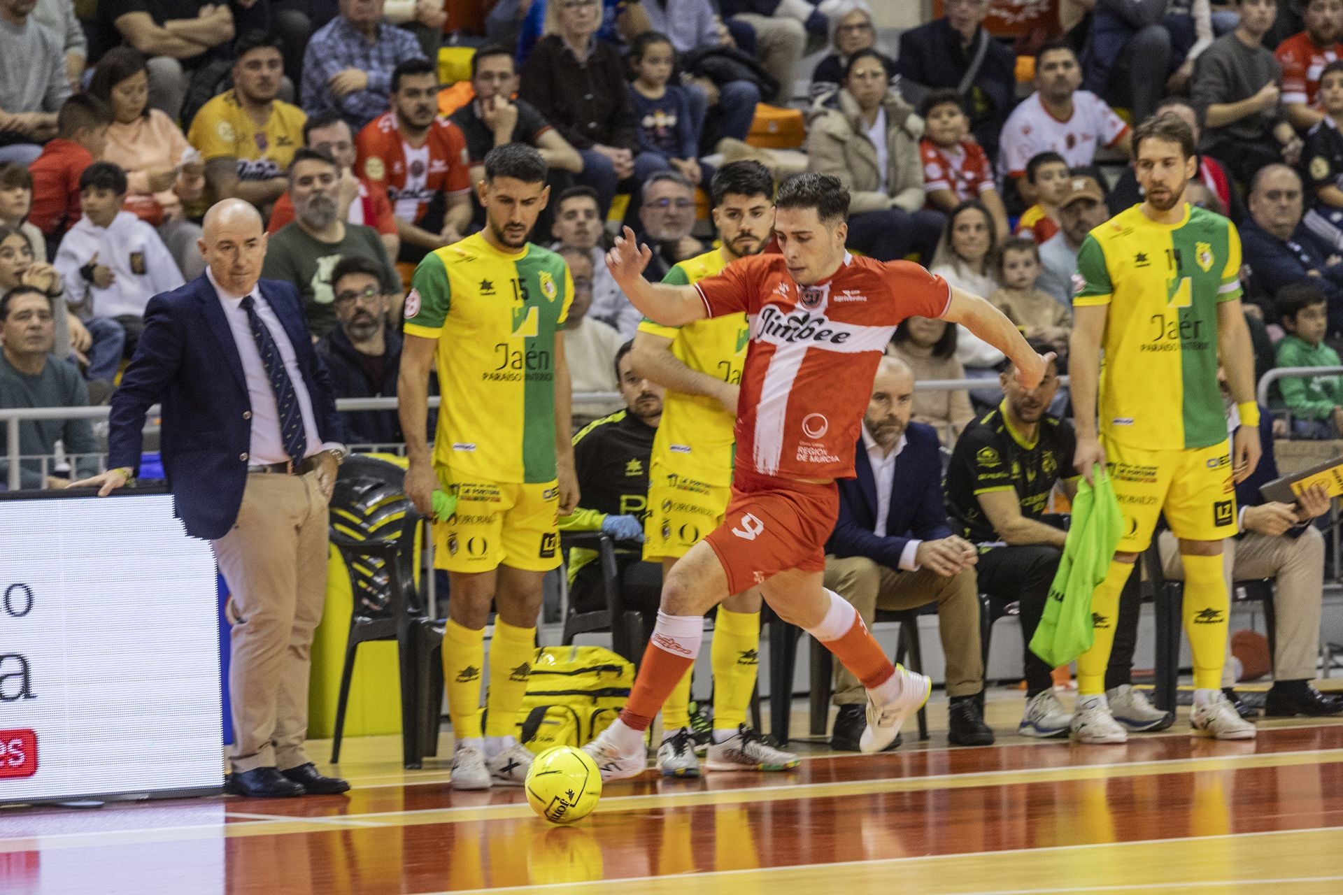 El pívot Pablo Ramírez, sin fortuna de cara a portería, conduce el balón, este sábado, pegado a la línea de banda.