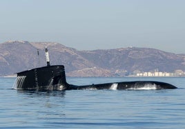 El 'Isaac Peral' emerge durante una jornada de navegación, hace trece meses, frente a Cartagena.