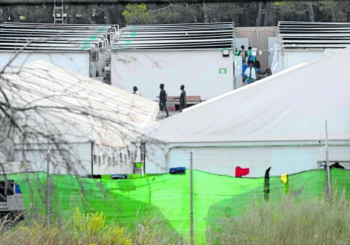 Carpas y módulos instalados en el parking del antiguo Hospital Naval que acoge a los africanos que el Gobierno traslada de Canarias, en una imagen de octubre.