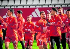 La plantilla del Real Murcia, durante un entrenamiento en el estadio Enrique Roca, preparando el partido ante el Antequera.