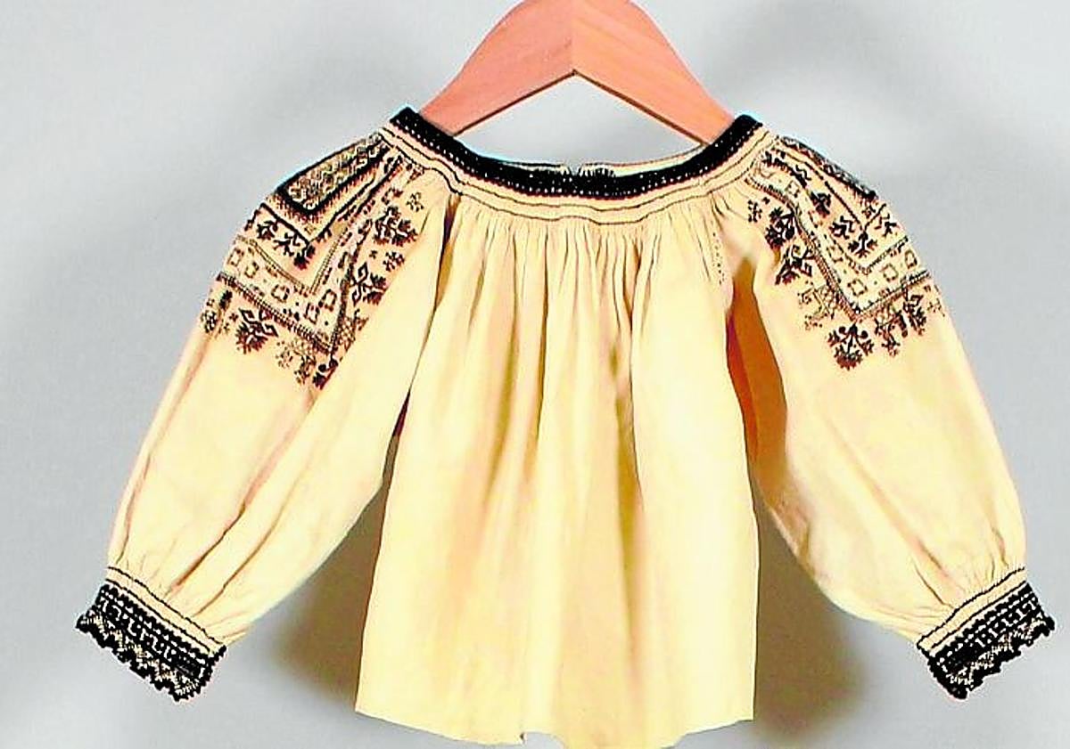 Imagen principal - La blusa infantil que el museo data a finales del siglo XVIII en Alcaraz y que no se expone al público, la misteriosa Cruz de Caravaca que posee el museo y una de las impresionantes arracadas de la época del califato omeya.