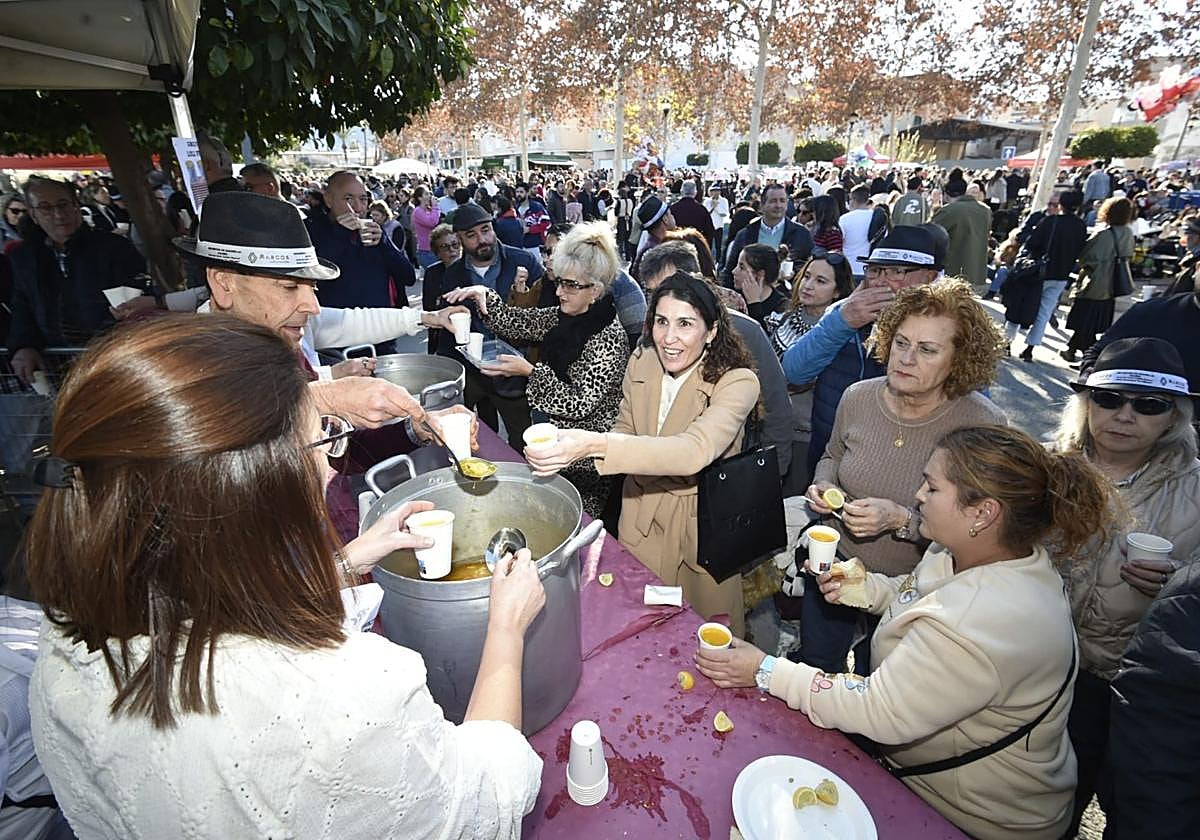 Reparto de caldo con pelotas en Patiño, este domingo.