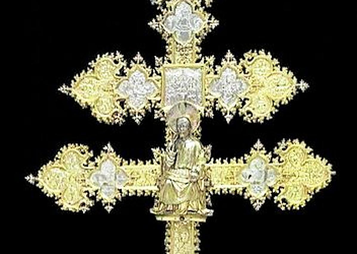 Imagen secundaria 1 - La blusa infantil que el museo data a finales del siglo XVIII en Alcaraz y que no se expone al público, la misteriosa Cruz de Caravaca que posee el museo y una de las impresionantes arracadas de la época del califato omeya.