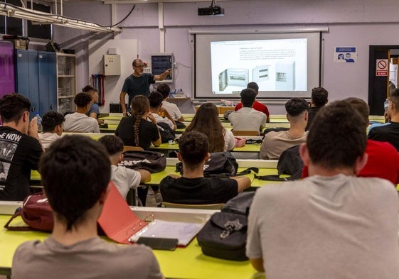 Alumnos atienden durante una clase en el Politécnico en una imagen de archivo.