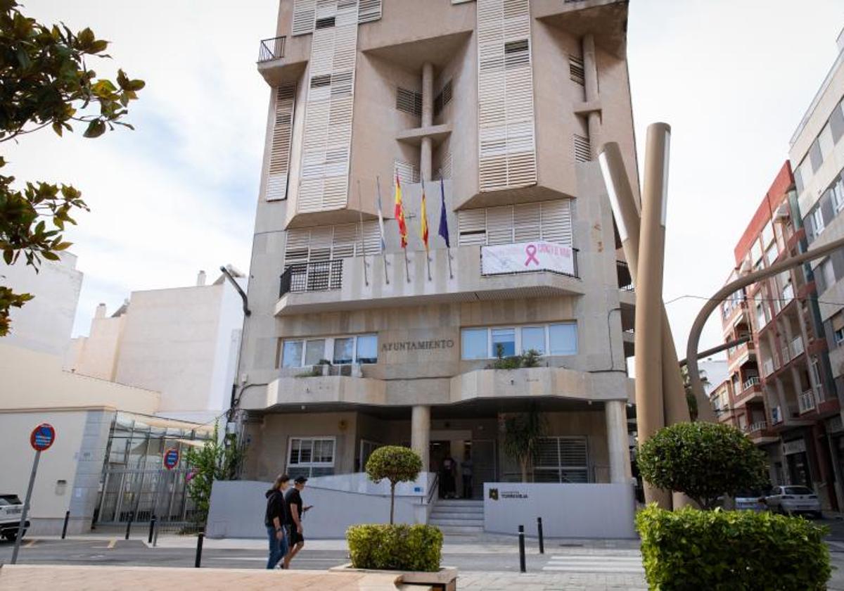 Sede del Ayuntamiento de Torrevieja en la plaza de la Constitucion en una imagen de archivo.