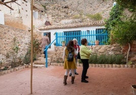 Turistas deambulan por el patio de la vivienda de la familia Hernández en la calle de Arriba.