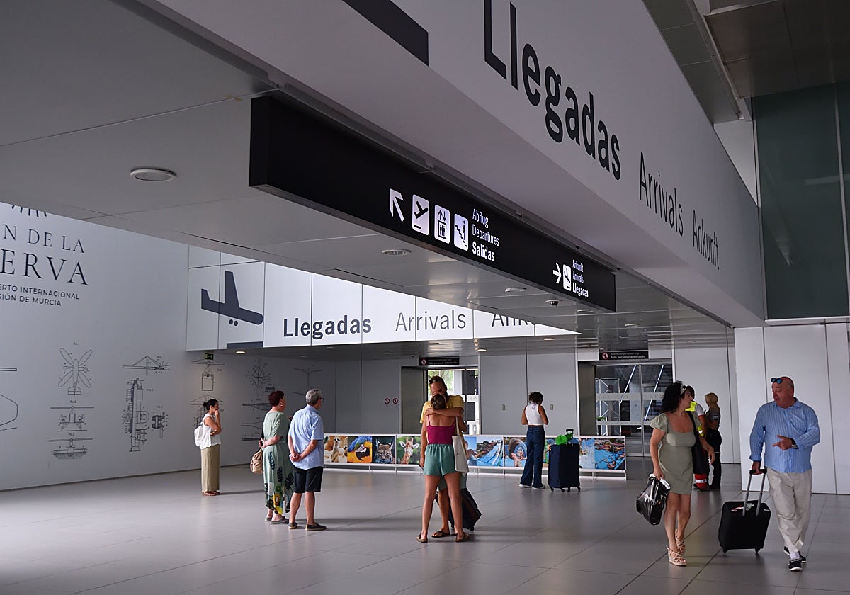 Viajeros llegando el pasado verano al Aeropuerto Internacional de la Región de Murcia.