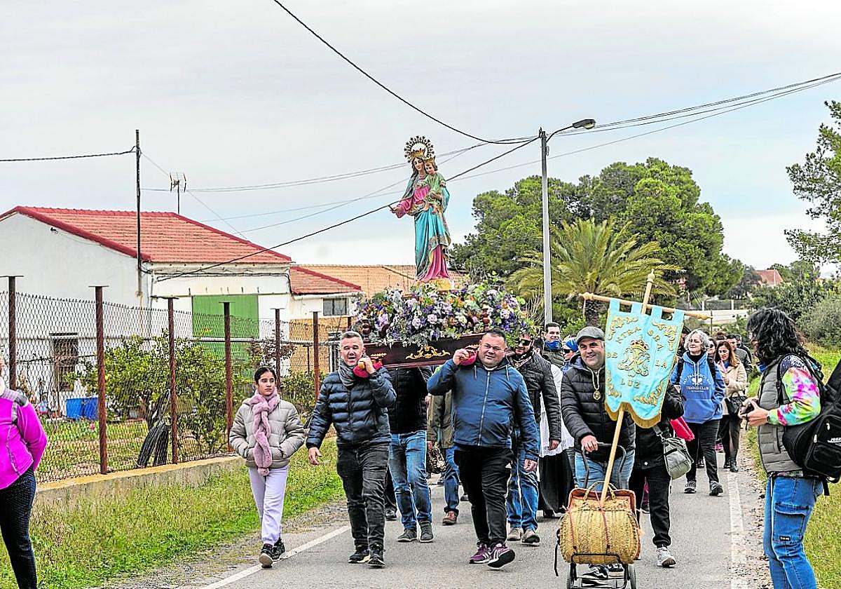 Romeros y vecinos de toda Cartagena portan a hombros a la Virgen de la Luz en su romería, desde Tallante al Cañar.