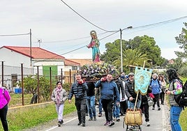 Romeros y vecinos de toda Cartagena portan a hombros a la Virgen de la Luz en su romería, desde Tallante al Cañar.