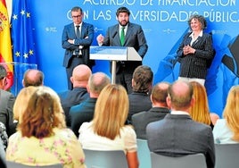 El rector de la UMU, José Luján; el presidente de la Comunidad, López Miras, y la exrectora de la UPCT, Beatriz Miguel, en la firma.