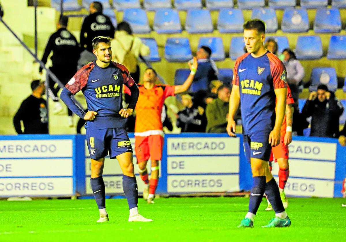 Los jugadores del UCAM se lamentan en la derrota en La Condomina contra el Xerez CD.