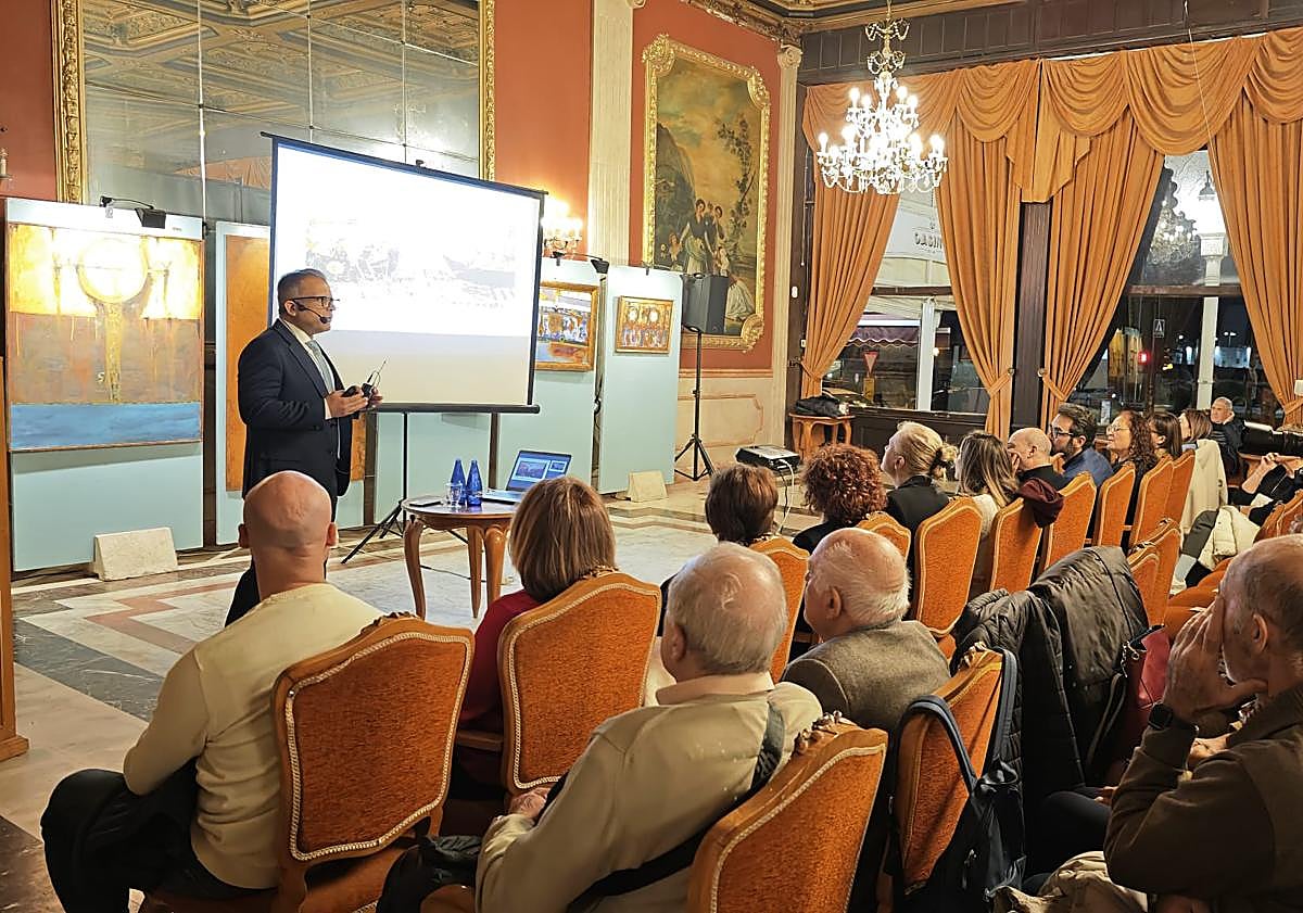 Imagen principal - Asistentes a la charla en el Casino.