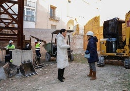 La concejala de Urbanismo (i) supervisa el inicio de la excavación junto a la arqueóloga Ana Pujante.