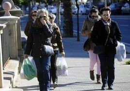 Gente abriga por el centro de Murcia, en una imagen de archivo.