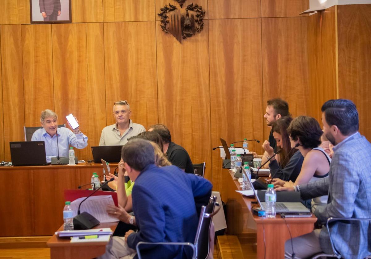 Los grupos de la oposición escuchan al alcalde durante una intervención en el pleno municipal.