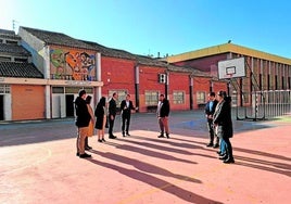 El consejero Marín (4i) y el alcalde Buendía, a su lado, ayer, en el patio del IES Salzillo.