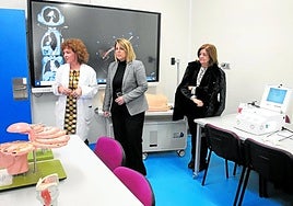 Miriam Mendoza, Noelia Arroyo y María Dolores García, en un aula del campus universitario.