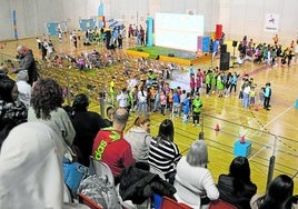 Niños de varios clubes deportivos de la ciudad practican deportes, en el acto de presentación de la campaña de Repsol 'Activa tu energía'.