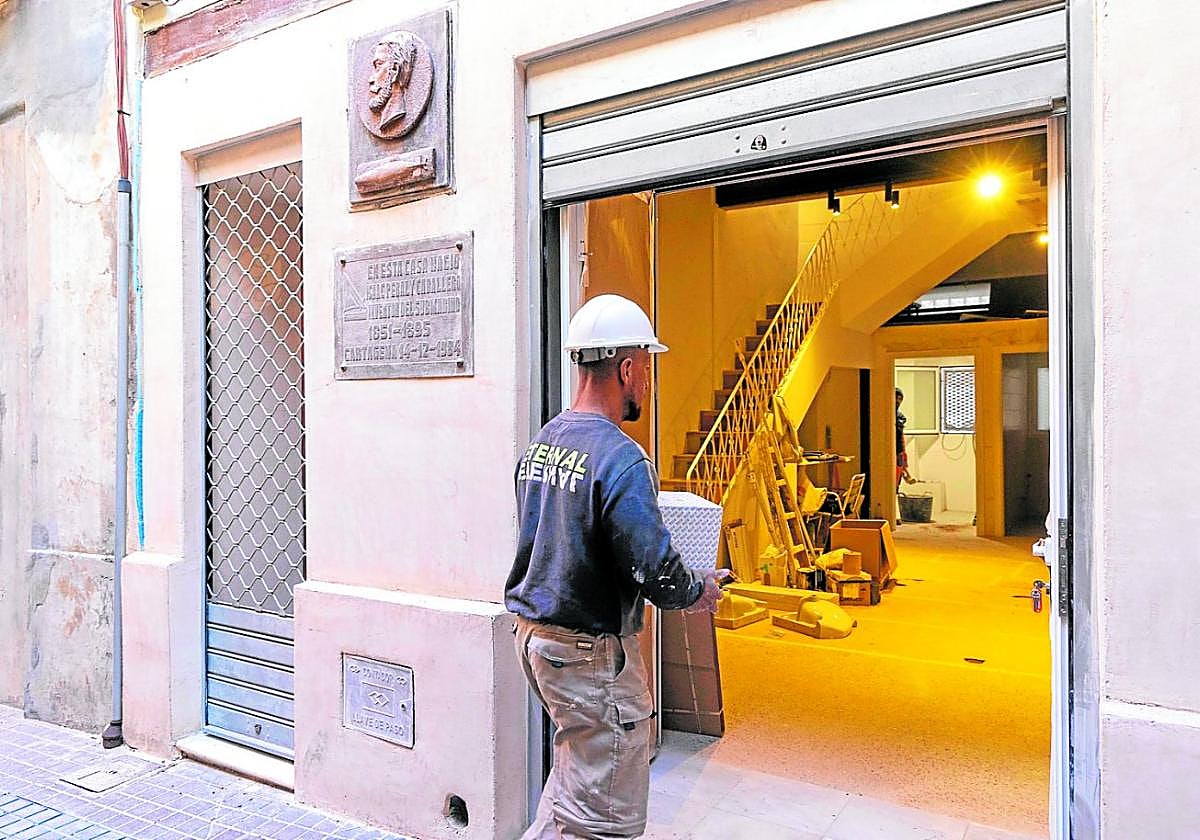 Un obrero entra en la planta baja de la casa museo de Isaac Peral, aún en obras, hace unos días.