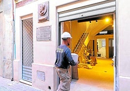Un obrero entra en la planta baja de la casa museo de Isaac Peral, aún en obras, hace unos días.