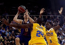 Heurtel lanza a canasta ante Tumba en el único Barça-UCAM disputado en el Palau con victoria murciana.