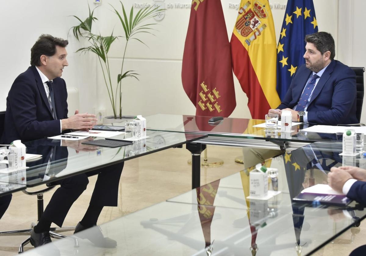 Ion Ander Bordonaba y Fernando López Miras, este martes, durante su reunión en el palacio de San Esteban.