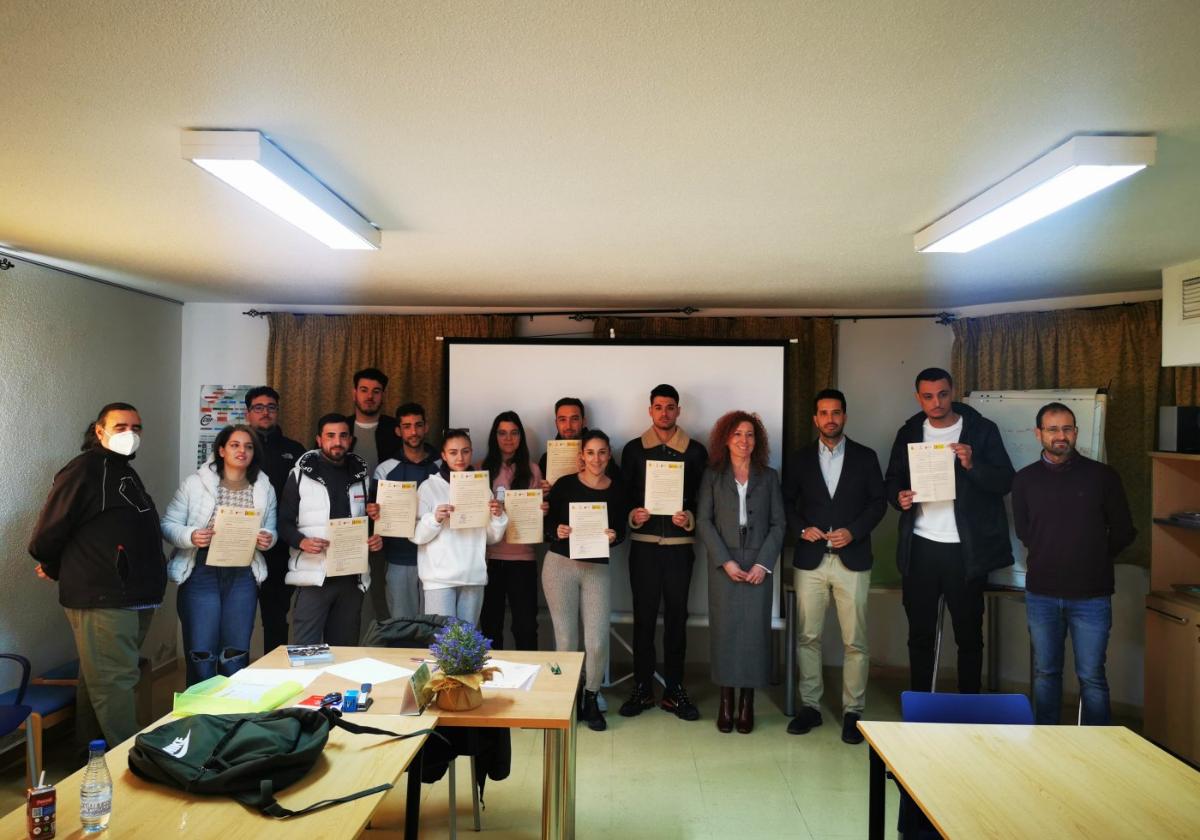 Los participantes en el programa, ayer, tras la entrega de diplomas.