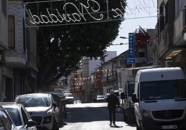Un vecino pasea por la calle Hermano Pinzón de San Antón.