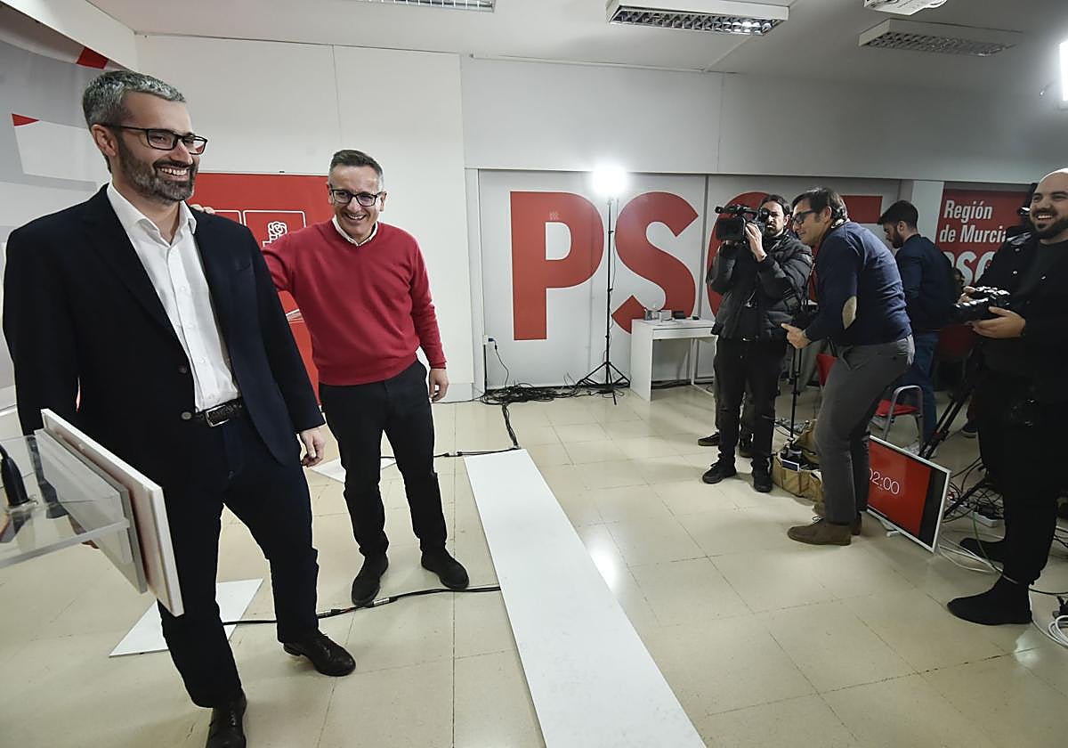 Los dos candidatos, en los momentos previos al único cara a cara de estas primarias.