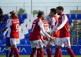 Carrillo, a la derecha, es felicitado por Rojas tras el gol logrado por el delantero murciano en el duelo de ayer ante el Hadjuk en Pinatar Arena.