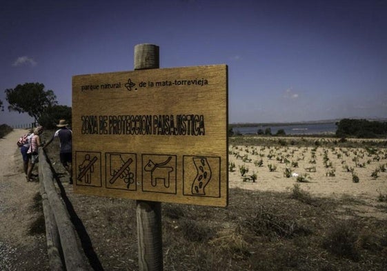 Unos turistas pasean por la laguna de La Mata en una imagen de archivo.