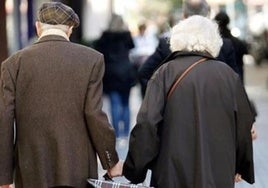 Una pareja después de hacer la compra.