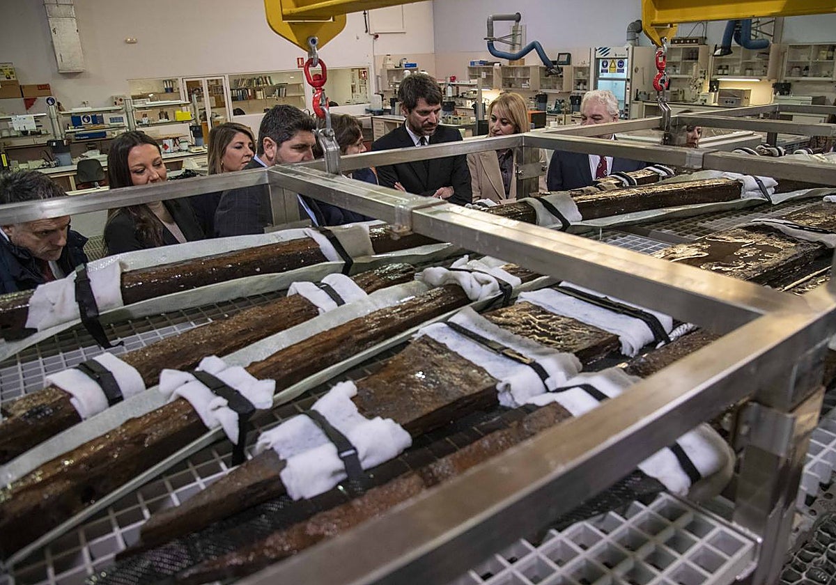 El ministro, López Miras y otras autoridades, ante algunas de las piezas del 'Mazarrón II'.