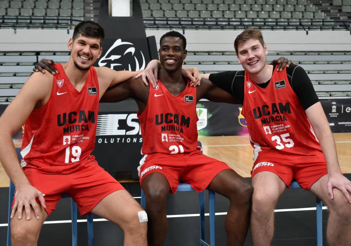 Todorovic, Diagne y Birgander posan sonrientes y amistosos en el 'media day' de la temporada.