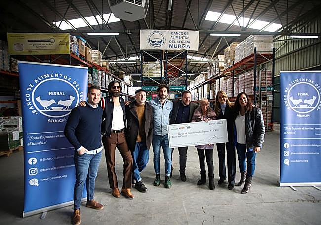 Acto de entrega del cheque solidario con Viva Suecia.