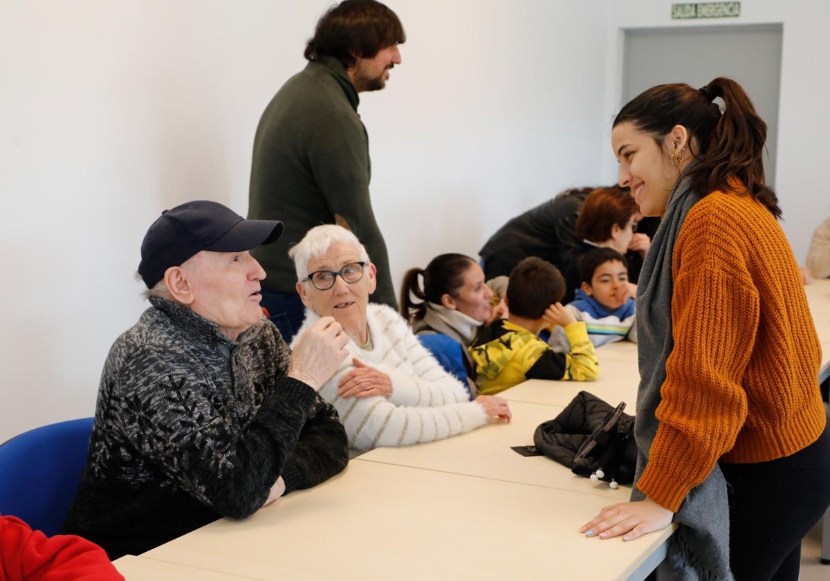 Alumnos del IES Bartolomé Pérez Casas y del colegio San Cristóbal interactúan con los mayores en el programa 'Vidas que es unen'.