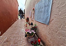 Altar que los compañeros de instituto de Cloe dedicaron a la joven en el callejón donde fue acuchillada.