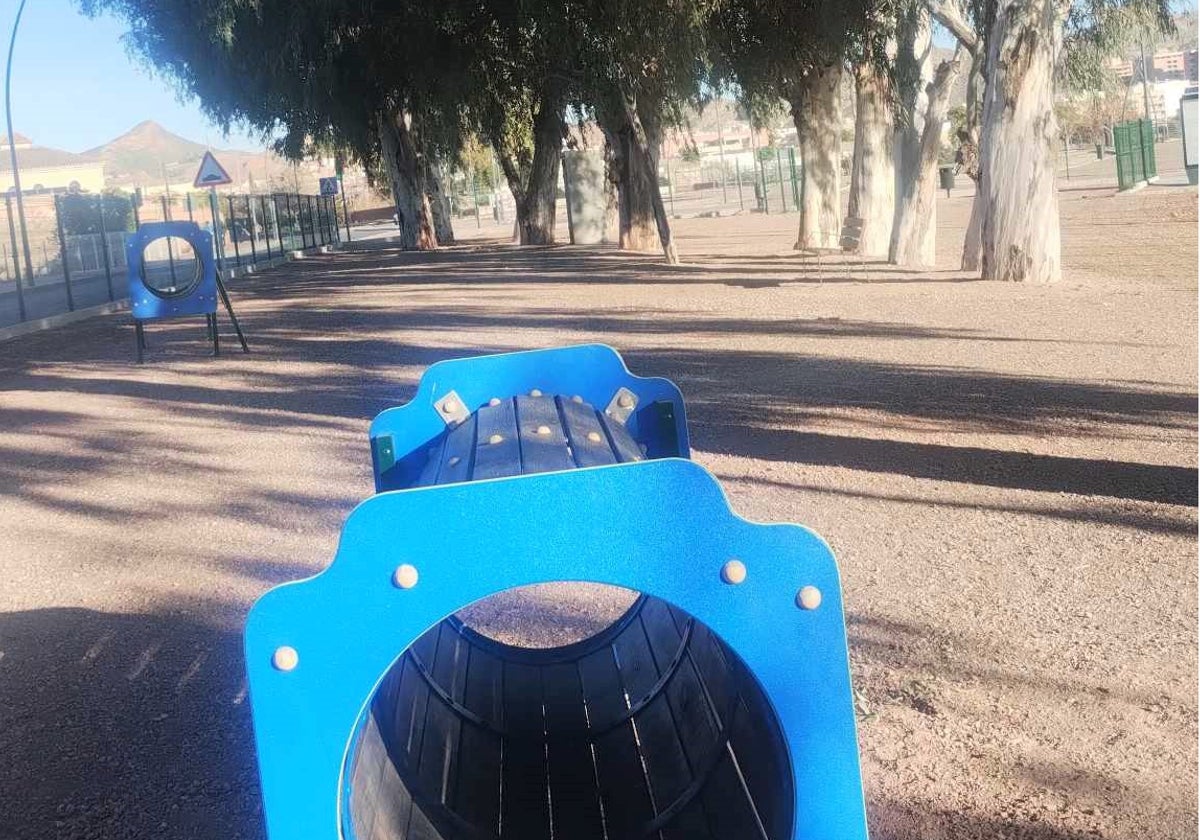 Nuevo parque canino en el que están integrados eucaliptos de gran porte.