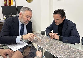 El alcalde de Santomera, Víctor Martínez, y el consejero Jorge García Montoro durante la reunión mantenida este jueves.