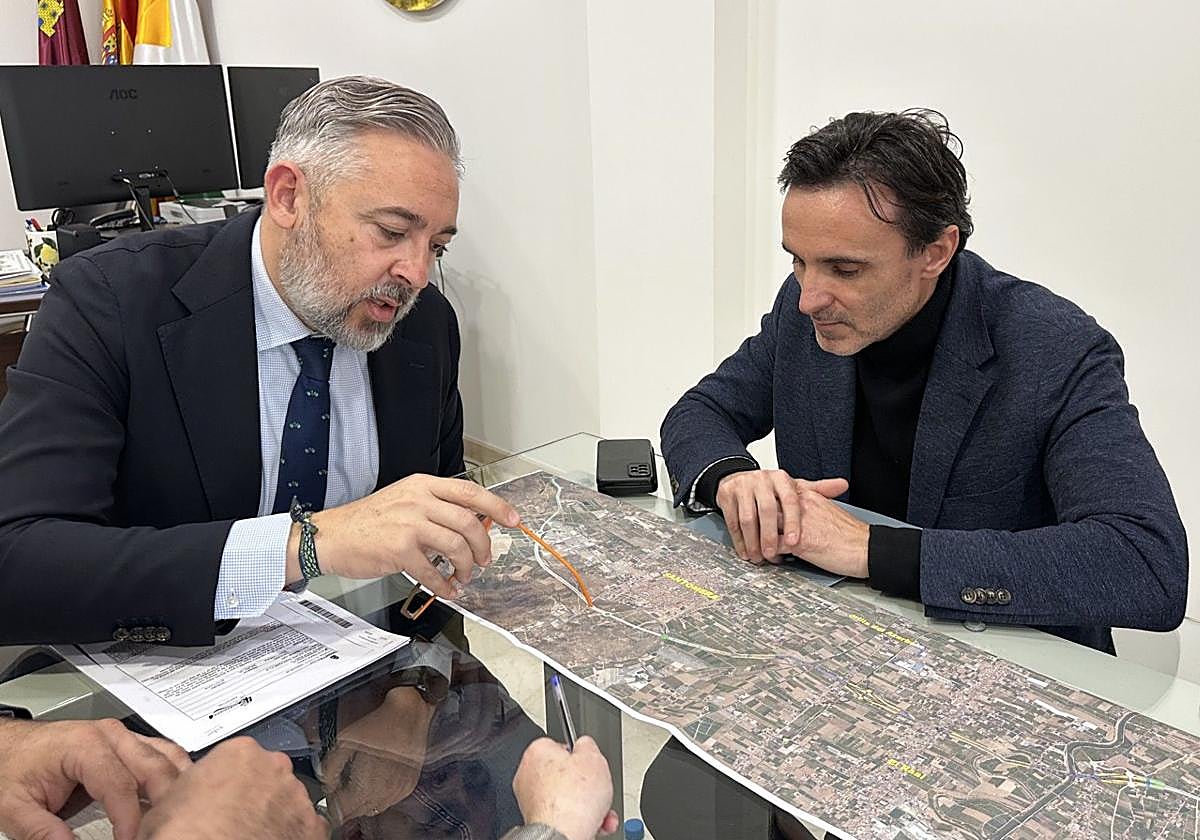 El alcalde de Santomera, Víctor Martínez, y el consejero Jorge García Montoro durante la reunión mantenida este jueves.