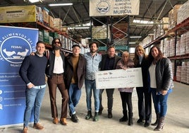 Acto de entrega del cheque solidario, este jueves.