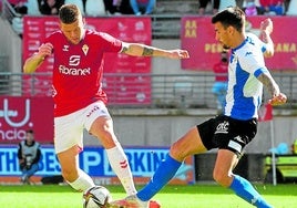 Lance del último partido entre Real Murcia y Hércules disputado en el estadio Enrique Roca, en la temporada 2021-22.