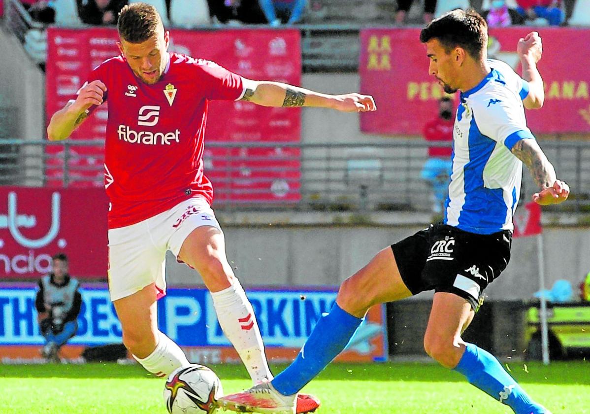 Lance del último partido entre Real Murcia y Hércules disputado en el estadio Enrique Roca, en la temporada 2021-22.